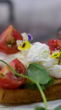 Adam dikey video çekiyor, hikayeler çekiyor, akıllı telefondaki lezzetli restoran yemeklerini sosyal medya için fotoğraf çekiyor. Erkekleri etkileyen çekim klibi, film, yumurtalı kahvaltı kamerasının makaraları. Yakın plan..