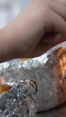 Aşama aşama aşama. Bir demet çiğ mayalanmış İtalyan panettone Noel pastası pişirmeye hazır. Noel ekmeği pişir