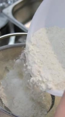 Aşama aşama aşama. Bir demet çiğ mayalanmış İtalyan panettone Noel pastası pişirmeye hazır. Noel ekmeği pişir