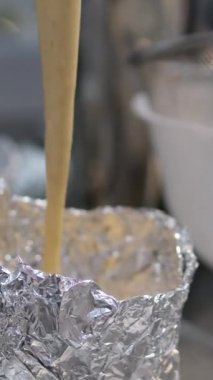 Aşama aşama aşama. Bir demet çiğ mayalanmış İtalyan panettone Noel pastası pişirmeye hazır. Noel ekmeği pişir