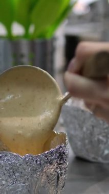 Aşama aşama aşama. Bir demet çiğ mayalanmış İtalyan panettone Noel pastası pişirmeye hazır. Noel ekmeği pişir