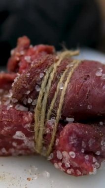 Barbekü taze et ve kanlı biftek. Lezzetli yemekler servis ediliyor. Bıçakla kesilmiş. Eti kanla pişirmek. Sığır filetosu.