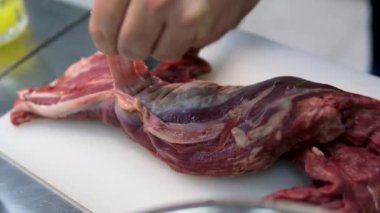Barbekü taze et ve kanlı biftek. Lezzetli yemekler servis ediliyor. Bıçakla kesilmiş. Eti kanla pişirmek. Sığır filetosu.