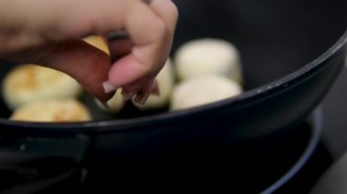 Kızarmış peynirli kek. Kızartma tavasında cheesecake pişiriyorum. Yakın çekim.