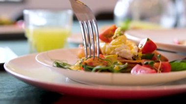 Hollandaise soslu yumurta ve kızarmış somon. Benedict usulü haşlanmış yumurta ve çatallı mikroçerez.