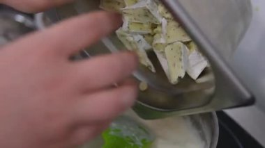 Sütlü çikolata ve fındıklı peyniri bir tencerede kaynatın, kek için krema hazırlayın, lezzetli dolgu. Peynirli krema.