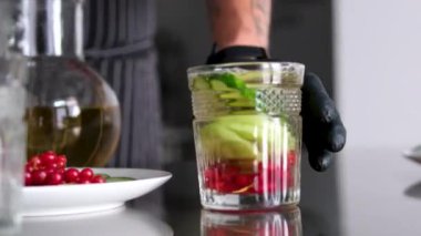 Bardakta kırmızı böğürtlen suyu. Kapatın. Siyah ahşap masa. Limonata yapmak, yaz içkisi, soğuk içecek, sağlıklı sıvı. Limonlu kırmızı üzümlü soğuk yaz içecekleri. 