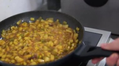 Şurupta kaynamış meyve. Evdeki sarı armutlardan reçel yapmak. Kız blogcu, Armut Karamel 'i dolduran armut keki hazırlıyor. Video çekin, fotoğraf blogu çekin.