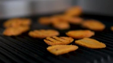 Baharat ve otlarla birlikte açık hava ızgarasında sebze kızartıyorum. Vejetaryen ızgara yemek, 4K.