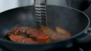 Adım adım. Kuşkonmaz, domates ve limonlu ızgara fileto. Şefin eli, kızıl deniz balığının huzuru üzerine taze bir limon sıkıyor. Yemek pişirme süreci. Somon bifteği pişiriyorum.
