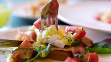 Çatallı mikroçerez ve Benedict usulü haşlanmış yumurta. Hollandaise soslu yumurta ve kızarmış somon.