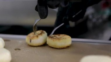 Kızarmış peynirli kek. Kızartma tavasında cheesecake pişiriyorum. Yakın çekim.