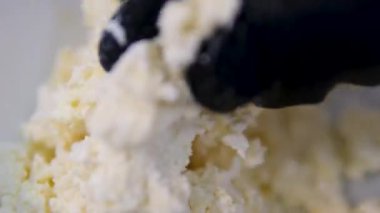 Süzme peynirli krep yapma konusunda yüksek lisans, restoranda peynirli krep hazırlama konusunda Şef. Blender süzme peyniri çırpıyor. Cheesecake hazırlıyorum..