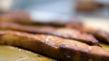 Adım adım. Kuşkonmaz, domates ve limonlu ızgara fileto. Şefin eli, kızıl deniz balığının huzuru üzerine taze bir limon sıkıyor. Yemek pişirme süreci. Somon bifteği pişiriyorum.