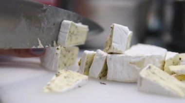Sütlü çikolata ve fındıklı peyniri bir tencerede kaynatın, kek için krema hazırlayın, lezzetli dolgu. Peynirli krema.