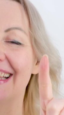 dikey video. Kadın parmaklarını avucunun içine serer. 