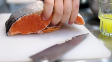 Adım adım. Kuşkonmaz, domates ve limonlu ızgara fileto. Şefin eli, kızıl deniz balığının huzuru üzerine taze bir limon sıkıyor. Yemek pişirme süreci. Somon bifteği pişiriyorum.