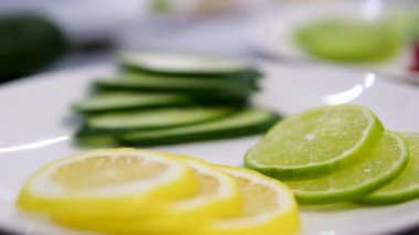 Salatalık, kireç ve limon arınma suyu. Mavi tepsi manzaralı üç bardak. Yaz ev yapımı kokteyller. 