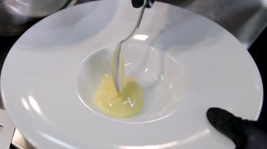 Çorbayı güzel beyaz bir tabağa koy. Karnabahar kremalı çorba, pişirme süreci.