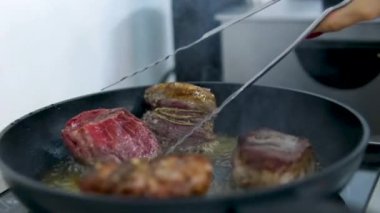 Barbekü taze et ve kanlı biftek. Lezzetli yemekler servis ediliyor. Bıçakla kesilmiş. Eti kanla pişirmek. Sığır filetosu.