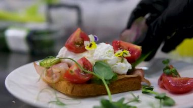 Adam dikey video çekiyor, hikayeler çekiyor, akıllı telefondaki lezzetli restoran yemeklerini sosyal medya için fotoğraf çekiyor. Erkekleri etkileyen çekim klibi, film, yumurtalı kahvaltı kamerasının makaraları. Yakın plan..