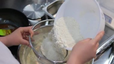 Aşama aşama aşama. Bir demet çiğ mayalanmış İtalyan panettone Noel pastası pişirmeye hazır. Noel ekmeği pişir