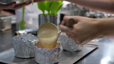 Aşama aşama aşama. Bir demet çiğ mayalanmış İtalyan panettone Noel pastası pişirmeye hazır. Noel ekmeği pişir