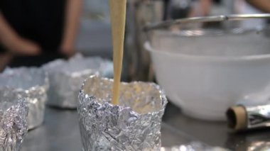 Aşama aşama aşama. Bir demet çiğ mayalanmış İtalyan panettone Noel pastası pişirmeye hazır. Noel ekmeği pişir