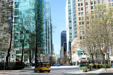 Güney Granville üzerinde uçan kuş sürüsü Vancouver şehir merkezi ve Kanada 'daki sahte dere manzaralı.