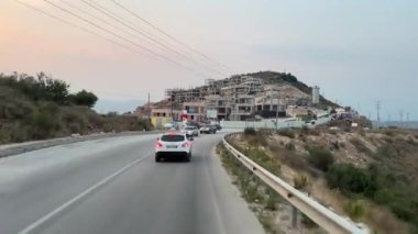 Arnavutluk 'un güneyindeki Vlora çevre yolunun üzerinden geçen arabalar 07.29.2024 