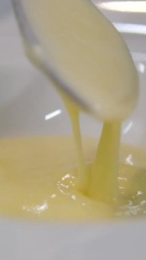 Kızartma tavasında mükemmel kıvamlılıkta lezzetli kremalı beşamel sosu pişirmek. Kremalı Bolonez yemeği.