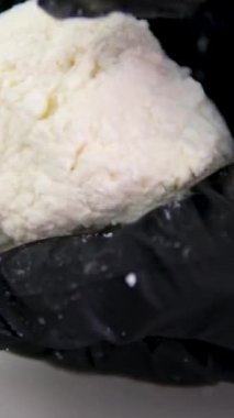 Kızarmış peynirli kekler aşama aşama pişiriliyor. Eller kaymak toplarını yuvarlar. Peynirli kekler tavada kızartılır. Lezzetli yemekler hazırlama süreci. Cheesecake veya cheesecake. Sağlıklı yemek.