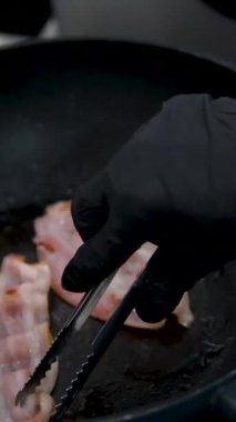 Kızarmış domuz. Kamera ızgarada domuz pastırması pişirmeyi takip ediyor. Yüksek hızlı kamera, hayalet esneme