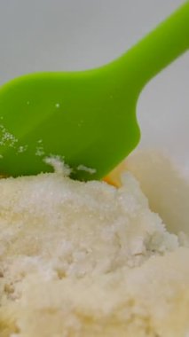 Kızarmış peynirli kekler aşama aşama pişiriliyor. Eller kaymak toplarını yuvarlar. Peynirli kekler tavada kızartılır. Lezzetli yemekler hazırlama süreci. Cheesecake veya cheesecake. Sağlıklı yemek.