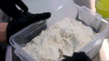 Elektrikli waffle makinesinde ev yapımı waffle yapmak. Kahvaltı şefi unu karıştırıyor, yumurta çırpıyor waffle yapmak için hamur pişiriyor, krep yapıyor. Sabah kahvaltısı, yemek hazırlama, yemek tarifi...