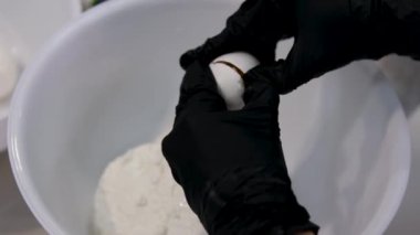 Kızarmış peynirli kekler aşama aşama pişiriliyor. Eller kaymak toplarını yuvarlar. Peynirli kekler tavada kızartılır. Lezzetli yemekler hazırlama süreci. Cheesecake veya cheesecake. Sağlıklı yemek.