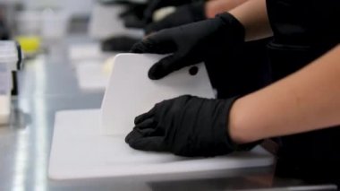 Kızarmış peynirli kekler aşama aşama pişiriliyor. Eller kaymak toplarını yuvarlar. Peynirli kekler tavada kızartılır. Lezzetli yemekler hazırlama süreci. Cheesecake veya cheesecake. Sağlıklı yemek.