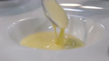 Kızartma tavasında mükemmel kıvamlılıkta lezzetli kremalı beşamel sosu pişirmek. Kremalı Bolonez yemeği.