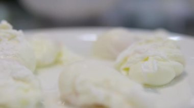 Bir tabak yumurta buğulama. Güneşli bir gün. Bakış açısı. yumuşak yakınlaştırma kamera hareketi.