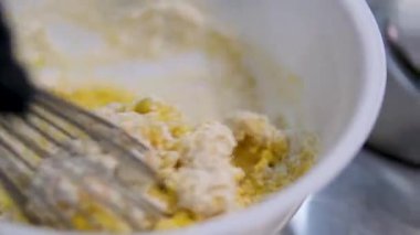 Bir kadın süzme peyniri spatulayla karıştırıp süzme peynirli krep pişiriyor. Süzme peynirli krep pişiriyorum.