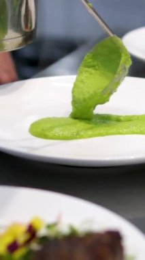 Bezelye püresiyle ızgara somon, somon bifteği, yeşil bezelye püresi ile kırmızı balık. Sağlıklı yemek. Yakın çekim. Tahta masanın üzerinde yeşil bezelyeli patates püresi.