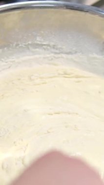 karıştırma, sarı yumurta, un, yemek, mutfak, tarif, hazırlık, aşçılık, malzemeler, lezzetli, tatlar, mutfak, yemek pişirme süreci, aşçılık becerileri, yemek hazırlama,