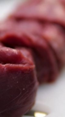 Çiğ domuz filetosu dilimlenmiş madalyon, yakın plan. Stock video 4k Dana filetosu