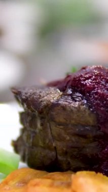 Kızarmış dana eti ve kiraz soslu et yemeği. Kiraz soslu biftek.