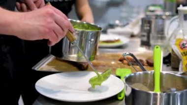 Tahta masanın üzerinde yeşil bezelyeli patates püresi. Bezelye püresi