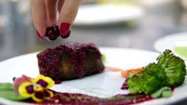 Et tabağı üst görünümü. Soslu dana filetosu. Kiraz soslu dana eti.