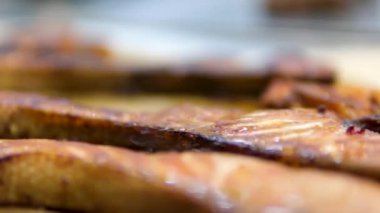 Isıya dayanıklı yemekte kızarmış somon balığı. Yanında aromatik dereotu, limon, tuz ve biber. Üst Manzara. Fırında pişmiş somon. Izgarada ızgara somon filetosu ve limon suyu.