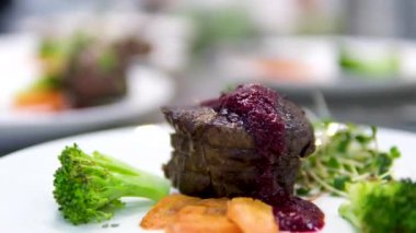 Kızarmış dana eti ve kiraz soslu et yemeği. Kiraz soslu biftek.