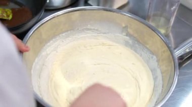 karıştırma, sarı yumurta, un, yemek, mutfak, tarif, hazırlık, aşçılık, malzemeler, lezzetli, tatlar, mutfak, yemek pişirme süreci, aşçılık becerileri, yemek hazırlama,