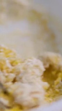 Bir kadın süzme peyniri spatulayla karıştırıp süzme peynirli krep pişiriyor. Süzme peynirli krep pişiriyorum.